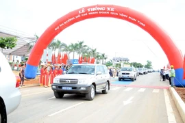 Lễ thông xe tuyến đường Hồ Chí Minh đoạn qua tỉnh Kon Tum. (Ảnh: Quang Thái/TTXVN)