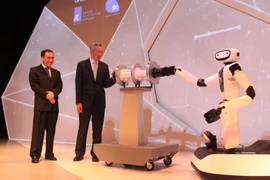 Thủ tướng Singapore Lý Hiển Long khai trương tòa nhà Fusionopolis 2 cùng robot (Ảnh: Việt Hải-Lê Hải/Vietnam+)
