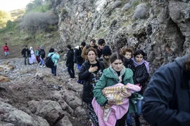 Người di cư từ Thổ Nhĩ Kỳ tới đảo Lesbos của Hy Lạp sau hành trình vượt biển Aegean ngày 26/11. (Nguồn: AFP/TTXVN)