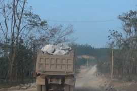 Quảng Bình: Xe chở ximăng "băm nát" đường, hủy hoại môi trường