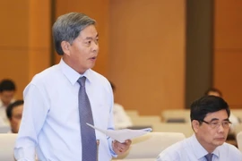 Bộ trưởng Bộ Tài nguyên và Môi trường Nguyễn Minh Quang giải trình tại phiên họp. (Ảnh: Phương Hoa/TTXVN)
