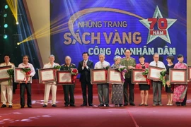 Chủ tịch nước Trương Tấn Sang trao giải cho các tác giả. (Ảnh: Nguyễn Khang/TTXVN)