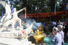 Khách thập phương đến thăm đền thờ. (Ảnh: Huỳnh Phúc Hậu/TTXVN)