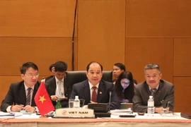 Thứ trưởng Bộ Công thương Nguyễn Cẩm Tú (giữa) và các thành viên đoàn Việt Nam tại AEM 47. (Ảnh: Dung Giáp/TTXVN)