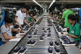 Dây chuyền sản xuất giày của Công ty cổ phần Công nghiệp Đông Hưng, KCN Tân Đông Hiệp A, Bình Dương. (Ảnh: Quách Lắm/TTXVN)