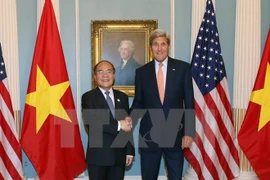 Chủ tịch Quốc hội Nguyễn Sinh Hùng ​gặp thân mật Ngoại trưởng Hoa Kỳ John Kerry. (Nguồn: TTXVN)