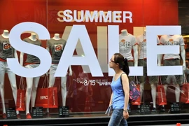 Bên ngoài một cửa hàng thời trang ở Seoul. (Nguồn: AFP/TTXVN)