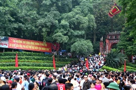 Nhân dân cùng du khách thập phương về dâng hương trong ngày Giỗ Tổ Hùng Vương. (Ảnh: Quý Trung/TTXVN)
