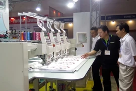 Khách đến tham quan Triển lãm VTG 2015. (Ảnh: Hoàng Hải/Vietnam+)