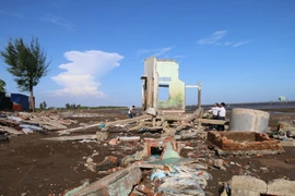 Nhà của người dân ở ấp Cầu Muống, xã Tân Thành, huyện Gò Công Đông, Tiền Giang bị sóng biển đánh sập. (Ảnh: Minh Trí/TTXVN)