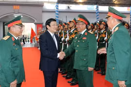  Chủ tịch nước Trương Tấn Sang với các cán bộ lãnh đạo Tổng cục Tình báo Quốc phòng. (Ảnh: Nguyễn Khang/TTXVN)