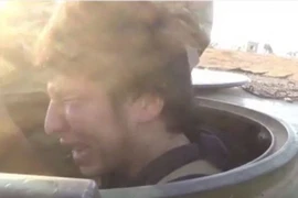 Cậu thiếu niên tỏ ra sợ hãi và không cầm được nước mắt khi nhận ra mình sắp phải làm gì.