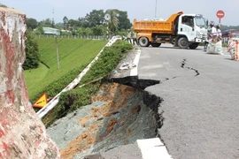 TP HCM: Đường dẫn cầu Thủ Đức sạt mái taluy, lộ mấu cầu