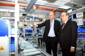 Giáo sư Nguyễn Thiện Nhân thăm phòng thí nghiệm thực hành trường Đại học Việt-Đức. (Ảnh: Thanh Vũ/TTXVN)