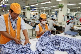 Dây chuyền sản xuất áo sơmi xuất khẩu của Tổng Công ty May 10. (Ảnh: Trần Việt/TTXVN)