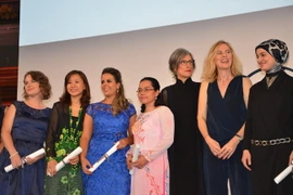Nhà khoa học Việt diện áo dài lên nhận giải L'Oréal-UNESCO