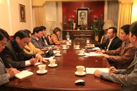 Đoàn lãnh đạo thành phố Đà Nẵng làm việc tại trụ sở Đại sứ quán Việt Nam tại Anh. (Ảnh: Đỗ Sinh/TTXVN)