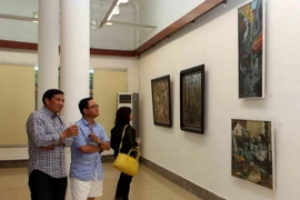 Thưởng lãm các tác phẩm mỹ thuật kích thước nhỏ tại Thủ đô Hà Nội