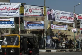 Ápphích chân dung các ứng cử viên Quốc hội trên một đường phố ở Cairo. (Nguồn: AFP/TTXVN)