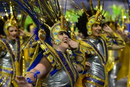 Các vũ công Samba biểu diễn trong lễ hội hóa trang ở Rio de Janeiro. (Nguồn: AFP/TTXVN)