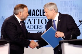 Lãnh đạo Đảng Bảo thủ cầm quyền, Thủ tướng Stephen Harper (phải) và lãnh đạo Đảng Dân chủ mới (NDP) Thomas Mulcair sau khi kết thúc buổi tranh luận ngày 7/8. (Nguồn: AFP/TTXVN)