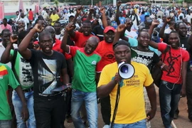  Biểu tình phản đối hành động giam giữ Tổng thống lâm thời Michel Kafando và Thủ tướng Isaac Zida. (Nguồn: Reuters/TTXVN