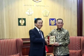 Đại sứ Hoàng Anh Tuấn và Bộ trưởng Quốc phòng Indonesia Ryamizard Ryacudu. (Ảnh: Đỗ Quyên/Vietnam+)