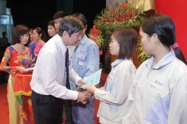 Tuyên dương điển hình tiên tiến trong công nhân, viên chức lao động