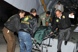 Cảnh sát Peru chuyển xác một phiến quân của phong trào Con đường sáng sau trận đụng độ với quân đội Chính phủ tháng 8/2013. (Nguồn: AFP/TTXVN)