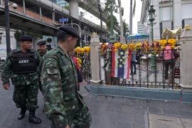 Binh sỹ Thái Lan tuần tra tại một khu đền ở thủ đô Bangkok ngày 23/8. (Nguồn: AFP/TTXVN)
