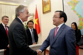 Phó Thủ tướng Hoàng Trung Hải tiếp cựu Thủ tướng Anh Tony Blair. (Ảnh: Phương Hoa/TTXVN)