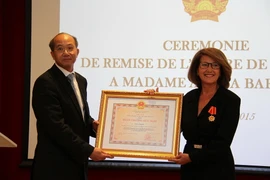Đại sứ Lê Hồng Phấn trao tặng Huân chương Hữu nghị cho bà Anissa Barrak, nguyên Giám đốc Văn phòng khu vực châu Á-Thái Bình Dương của OIF. (Ảnh: Bích Hà/Vietnam+)