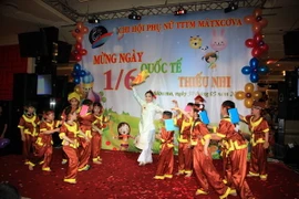 Các em thiếu nhi biểu diễn mừng ngày Quốc tế thiếu nhi. (Ảnh: Duy Trinh/Vietnam+)