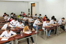 Thí sinh thi môn Lịch sử tại Cụm thi số 5 Trường Đại học Công nghiệp Hà Nội. (Ảnh: Quý Trung/TTXVN)