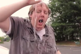 Hầu như không người lớn chịu đựng được 10 phút ngồi trong xe ôtô dưới trời nắng. (Nguồn: You Tube)