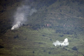 Khói bốc lên sau các vụ đấu pháo giữa lực lượng biên phòng Ấn Độ và Pakistan tại khu vực tranh chấp Kashmir. (Nguồn: AFP/TTXVN)