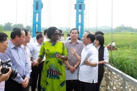 Đoàn công tác kiểm tra chất lượng cầu treo Sơn Nam, huyện Sơn Dương. (Ảnh: Văn Tý/TTXVN)