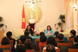 Phó Chủ tịch Quốc hội Tòng Thị Phóng làm việc tại Đại sứ quán Việt Nam ở Đức. (Ảnh: Đức Chung/TTXVN)