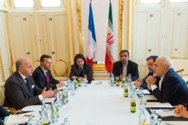 Ngoại trưởng Pháp Laurent Fabius (trái) và Ngoại trưởng Iran Mohammad Javad Zarif (phải) tại vòng đàm phán ở Vienna ngày 27/6. (Nguồn: AFP/TTXVN)