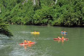 Khách du lịch bơi thuyền khám phá vẻ đẹp sông Chày trong Vườn quốc gia Phong Nha-Kẻ Bàng. (Ảnh: Minh Đức/TTXVN)