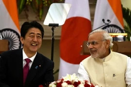 Thủ tướng Narendra Modi (phải) và Thủ tướng Shinzo Abe tại New Delhi. (Nguồn: AFP/TTXVN)