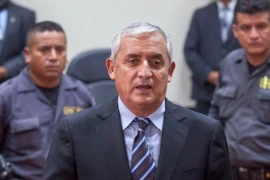 Cựu Tổng thống Guatemala Otto Perez Molina (giữa) tại tòa án ở thủ đô Guatemala City ngày 8/9. (Nguồn: THX/TTXVN)
