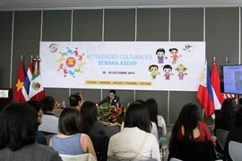 Bí thư Thứ nhất Đoàn Anh Tuấn giới thiệu về văn hóa và du lịch Việt Nam tại buổi tọa đàm. (Ảnh: Việt Hòa/Vietnam+)