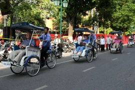 Khách quốc tế tham quan Hà Nội. (Nguồn: TTXVN)