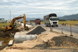Thi công Quốc lộ 1A. (Nguồn: TTXVN)