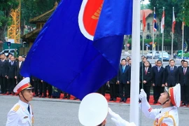 Lễ thượng cờ ASEAN tại Hà Nội. (Ảnh: Thống Nhất/TTXVN)