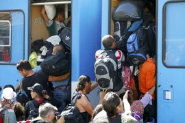 Người di cư chen lên tàu tại nhà ga ở Beli Manastir, Croatia ngày 18/9. (Nguồn: Reuters/TTXVN
