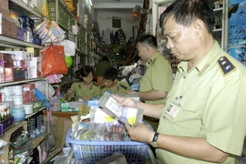 Thu giữ hàng trăm ngàn đồ mỹ phẩm giả tại cửa hàng Xuân Thủy