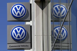 Logo Volkswagen được trưng bày tại một đại lý bán xe ở Artarmon, ngoại ô Australia ngày 3/10. (Nguồn: Reuters/TTXVN)