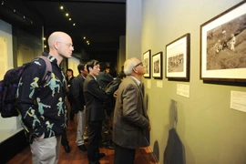 Khách tham quan Bảo tàng Lịch sử quốc gia Việt Nam. (Ảnh: Minh Đức/TTXVN